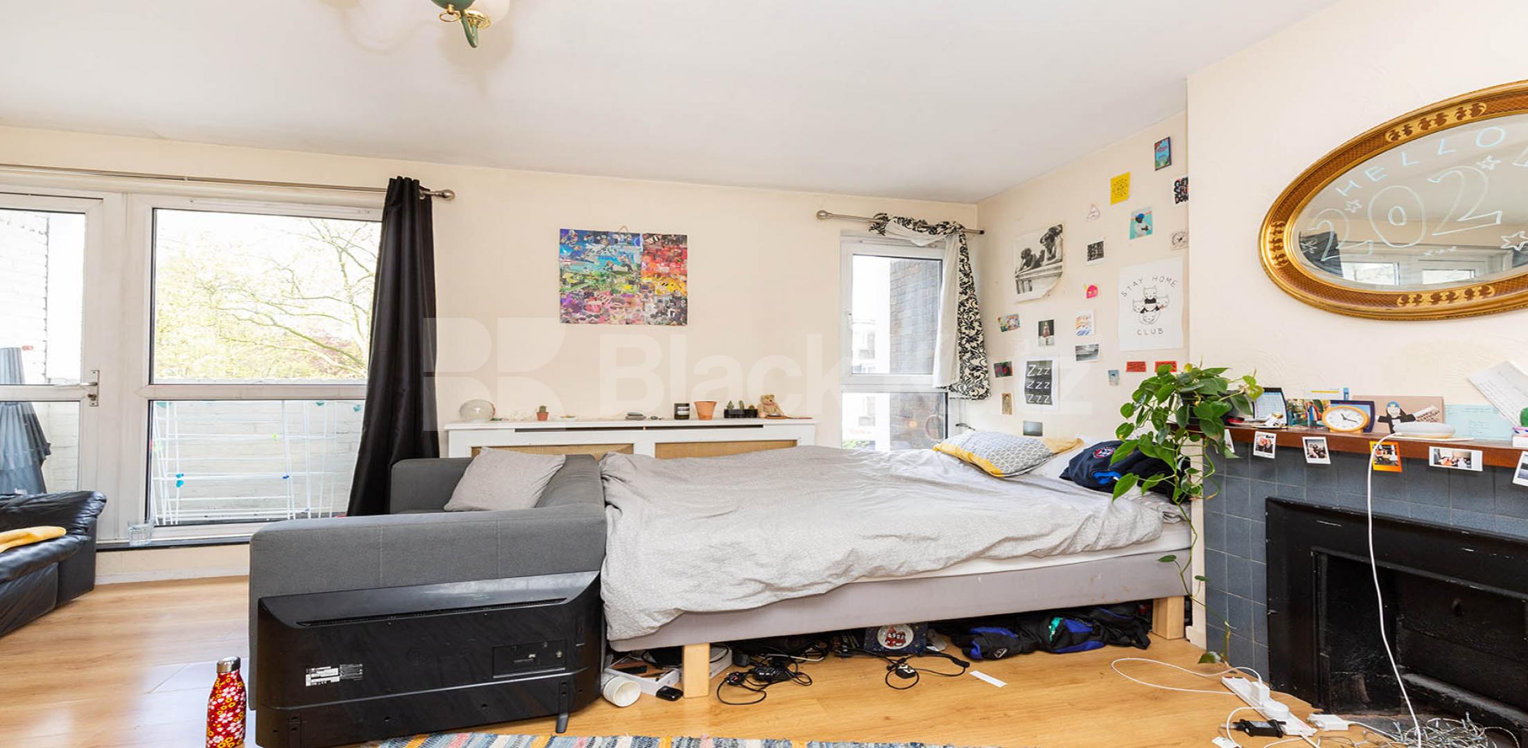 			PERFECT FOR 3 OR 4 SHARERS!, 4 Bedroom, 1 bath, 1 reception Flat			 Banner Street, OLD STREET